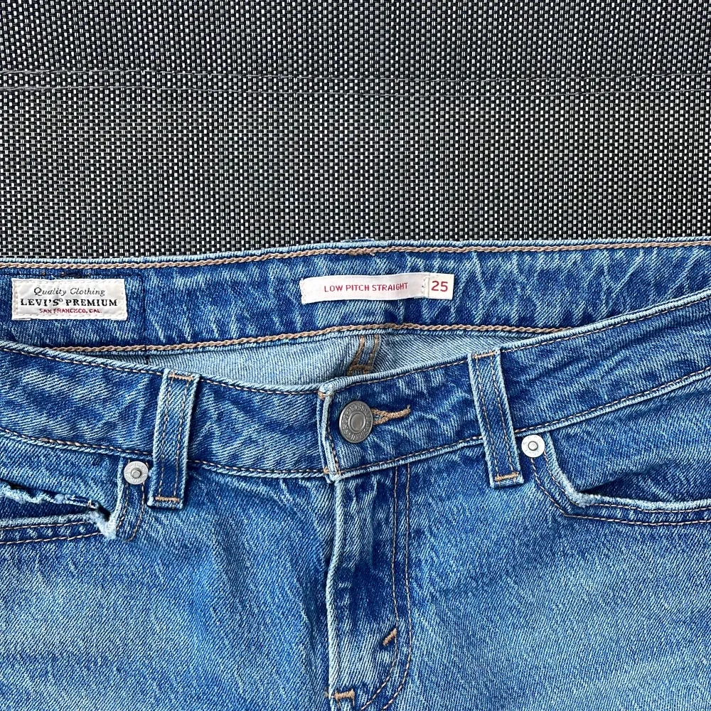 Coola Levis jeans 90-tals stil💕. Storlek W25 L31. . Jeans & Byxor.