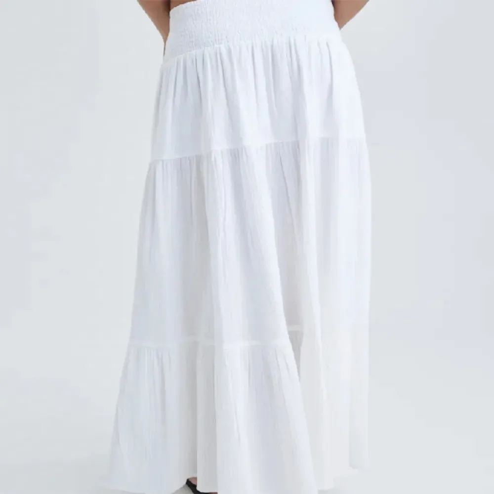 Säljer min superfina vita lång kjol från Bikbok. Endast använd en gång så NYSKICK ! 💘💖 säljer då jag tycker att den är för kort på mig som är 174. 🥰 skriv till mig om det är något du undrar över. . Kjolar.