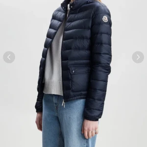 Moncler Jacka - Säljer min Moncler jacka då jag inte använder den, köpt utav en annan plickare som sa att den var äkta. Använd engång så den har inga defekter, skriv för egna bilder eller andra frågor! 💛
