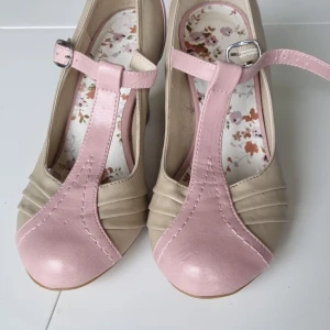 Rosa klackar från Graceland - Använda ett fåtal gånger, är i schysst skick med inga synliga defekter.