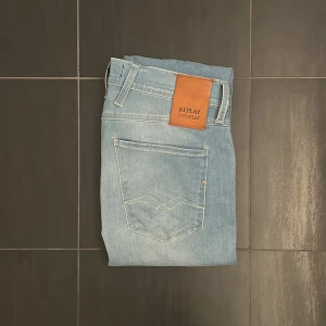 Replay Anbass - Riktigt feta Replay i modellen Anbass! Eftertraktade och har en riktigt snygg tvätt, perfekt för säsongen! Hör gärna av er vid frågor och funderingar! 