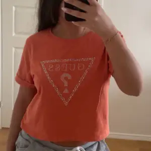 Säljer denna orangea söta t shirten från guess, äkta! (Små i storleken)