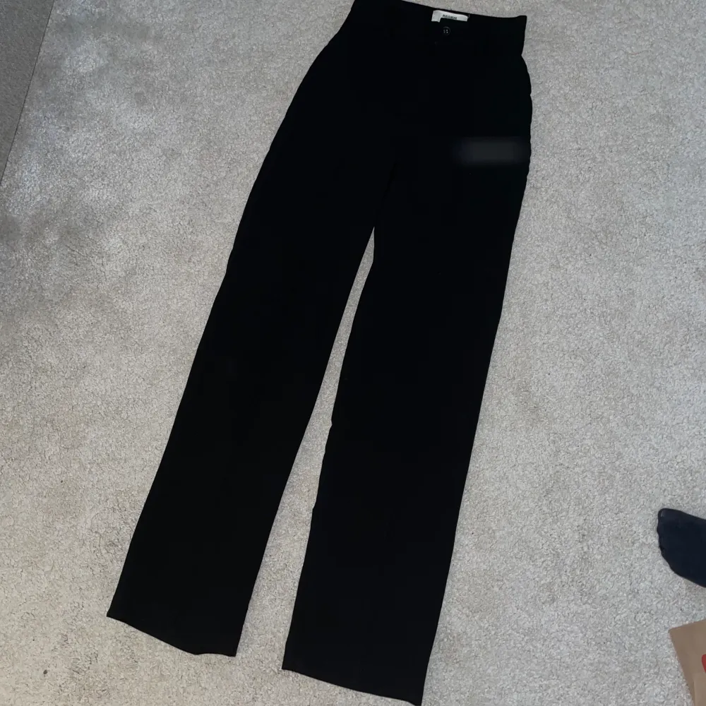 Jätte snygga svarta kostymbyxor, i jätte bra skick och sparsamt använda! Bilderna är lånade från riktiga hemsidan där jag köpte de ifrån, alltså exakt samma byxa! Sista bilden är min egen❤️. Jeans & Byxor.