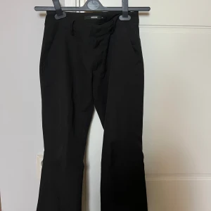 Kostymbyxor  - Kostymbyxor från BikBok. Mid/low waist. Dom är även petite så passar för lite kortare! Bra skick 