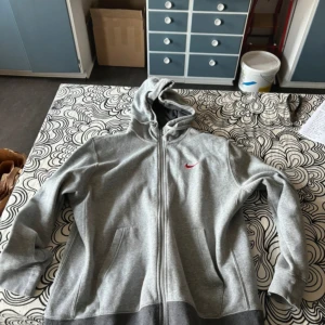Y2K Nike Hoodie - Mycket bra skick. Inga skador.