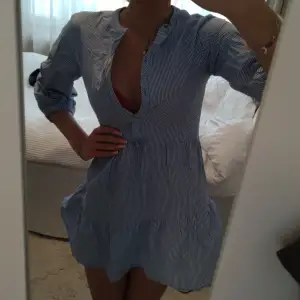 Superfin blå och vitrandig skjortklänning med små puffärmar från zara!💙