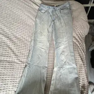 As snygga Mid waist jeans från HM med washed färg, Super snygg deisgn med Stjärnor baktill på fickorna, jeansen är köpta för 400kr men har lagats hos skräddare, inget som syns tydligt men därav priset, skriv om du har frågor!☺️ 