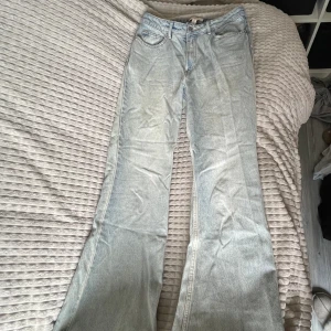 Coola midwaist jeans - As snygga Mid waist jeans från HM med washed färg, Super snygg deisgn med Stjärnor baktill på fickorna, jeansen är köpta för 400kr men har lagats hos skräddare, inget som syns tydligt men därav priset, skriv om du har frågor!☺️ 