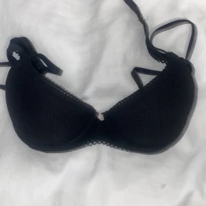 bh med blomma - super fin bh! säljer på grund av för liten 🥰🥰