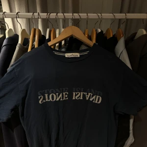 Stone Island T-shirt  - Säljer pga använder ej, såklart äkta, storlek XL Ungdom (passar normal S/M) inga fläckar eller hål. Finns QR-kod