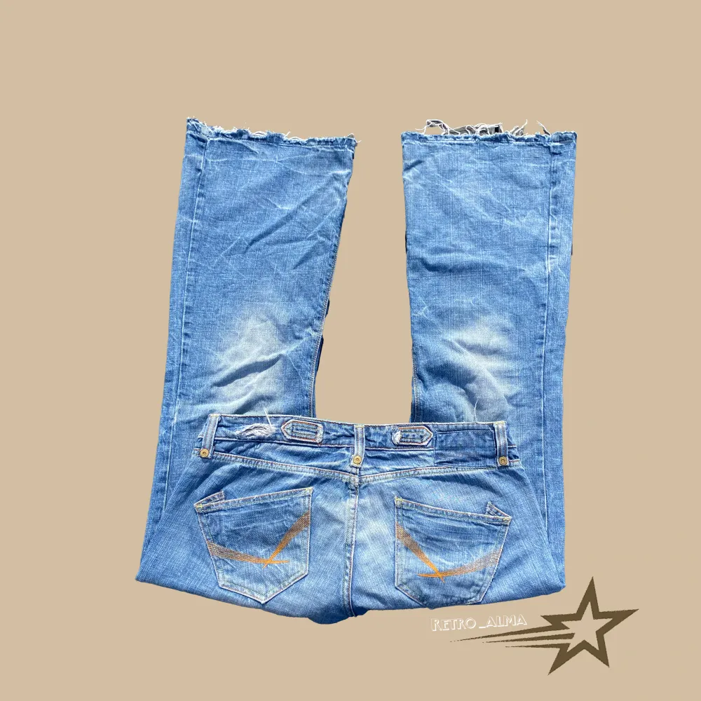 Ett par skit snygga super low jeans i helt okej skick, har slitningar ner till och generellt använda men har inga defekter!💗 Skriv vid frågor och kicka gärna in mina andra plagg!🫶 Midja ca 44x2 och innerben 75 cm💗. Jeans & Byxor.