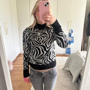 Stickad Zebratröja - Jättefin stickad tröja. Använder inte längre därför säljer jag! Använd kanske 4-5 gånger. Vet tyvärr ej vart den är köpt men kan skicka mer bilder på lappar i tröjan osv.  !!!Nypris 899!!!