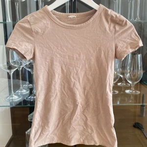 Tshirt - Beige/nude (finare beige irl) tshirt från HM i SUPER mjukt material!! säljs ej mer. 