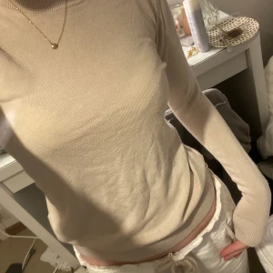 Stickad tröja  - Helt oanvänd beige stickad tröja💕