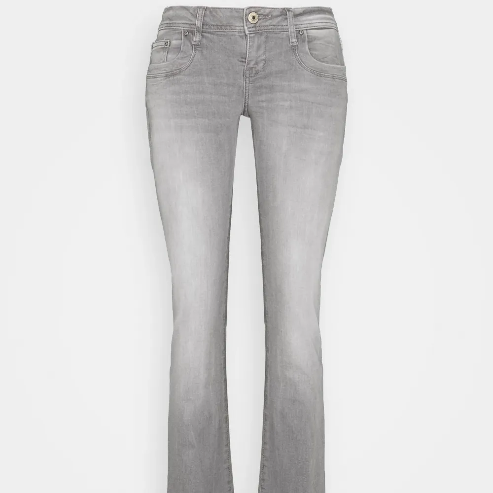 Säljer dessa ltb jeans i mörkare grå då dom tyvärr inte passade mig💘Midja 35cm med stretch, innerbenslängd 84cm. Jeans & Byxor.