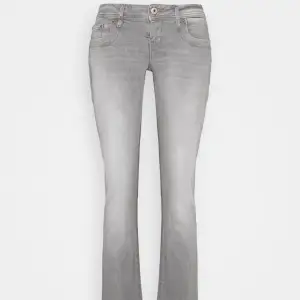 Säljer dessa ltb jeans i mörkare grå då dom tyvärr inte passade mig💘Midja 35cm med stretch, innerbenslängd 84cm