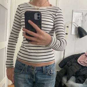 Vit tröja med svarta linjer  - Vit tröja med svarta linjer från Gina tricot