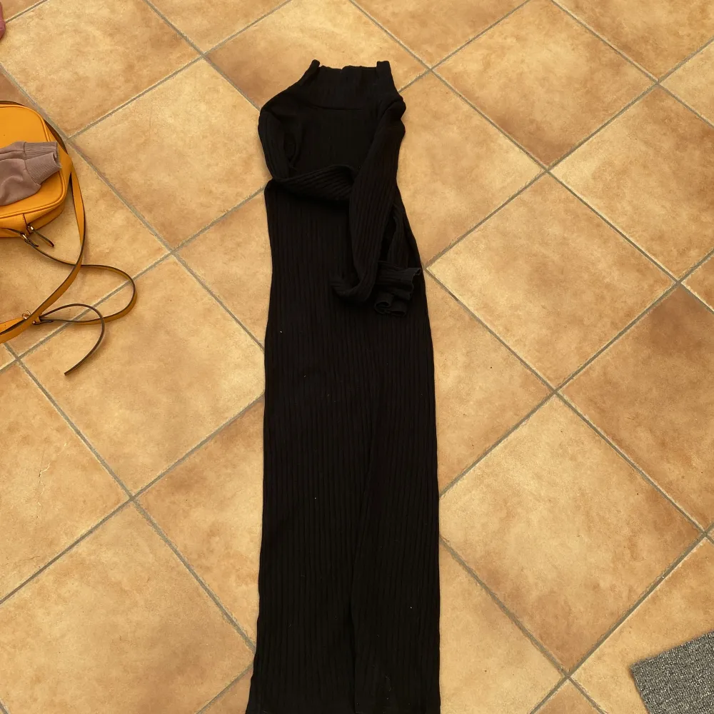 Två svarta klänningar . Klänningar.