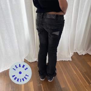 Lågmidjade jeans Modellen på bilden: 170cm bär vanligtvis xs/s Midjemått: 37cm x 2 Innerbenslängd: 89 cm