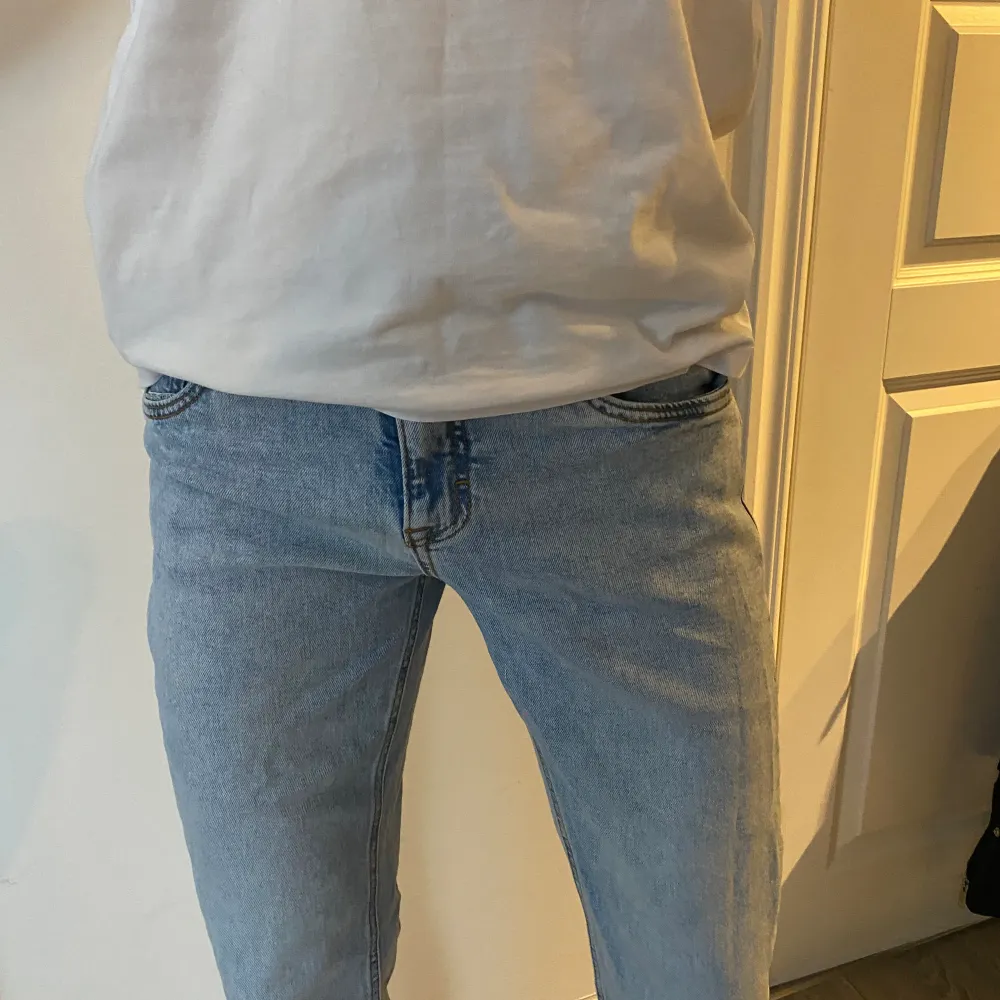 Ljusblåa jeans från Kappahl i storlek 170, normal i storleken och i bra skick . Jeans & Byxor.