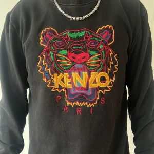 Kenzo sweatshirt  - Använd ett fåtal gånger. Bra skick  Pris kan diskuteras vid snabb affär 