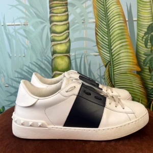 Valentino garavani - Valentino skor strl (43) Box ingår me påse och skosnören! 