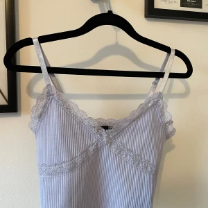 Söt topp - En lila topp från H&M i storlek S, men passar även de som bär XS. Knappt använd och är perfekt för sommaren! 💞