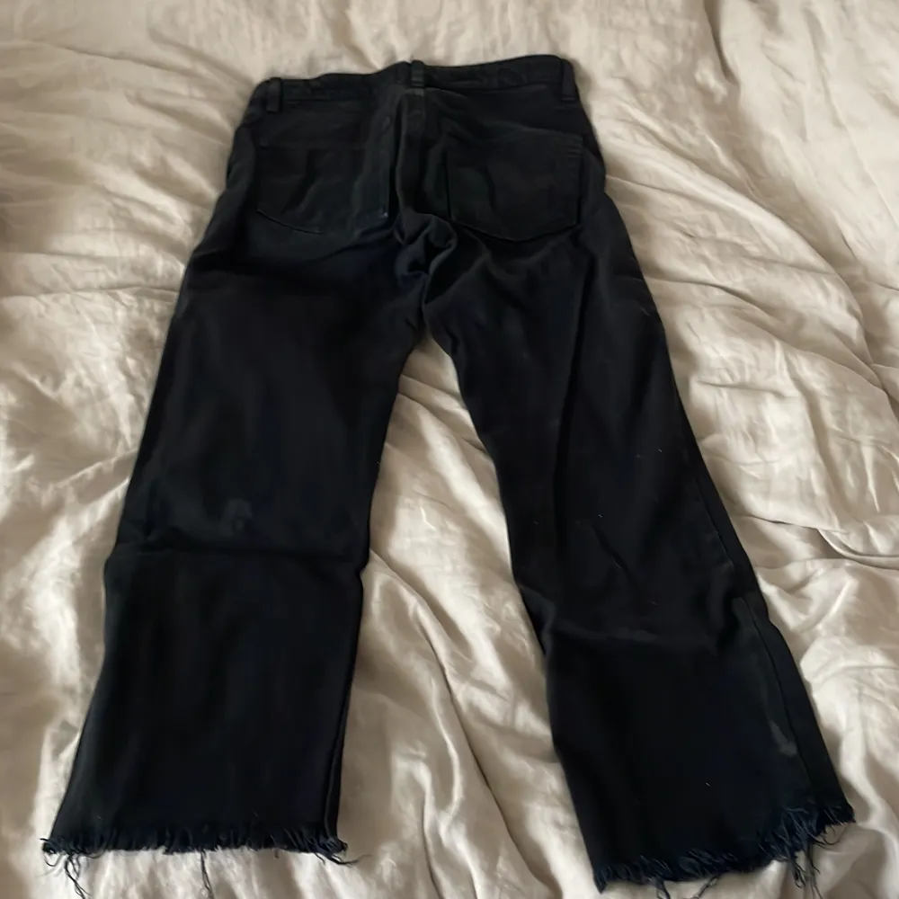 Svarta jeans från Zara. . Jeans & Byxor.