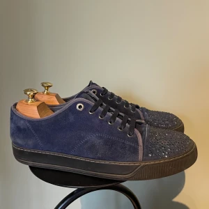 Lanvin skor  - Hej! Säljer nu dessa super sällsynta lanvin skor. Skorna är i superfint skick 8,5/10(lite smutsiga) med skorna medföljer dustbag 