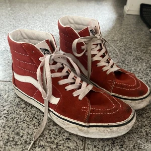 Vans skor - Röda Vans i storlek 39! Dem är knappt använda, lite smutsiga men det går att tvätta bort ❤️‍🔥
