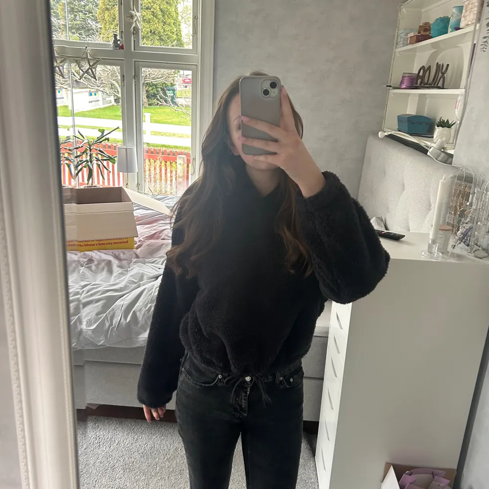 Jätte mysig huddie som är från hm💕 den är lurvig och varm och jätte trevlig att ha på sig💖. Hupparit & Collegepaidat.