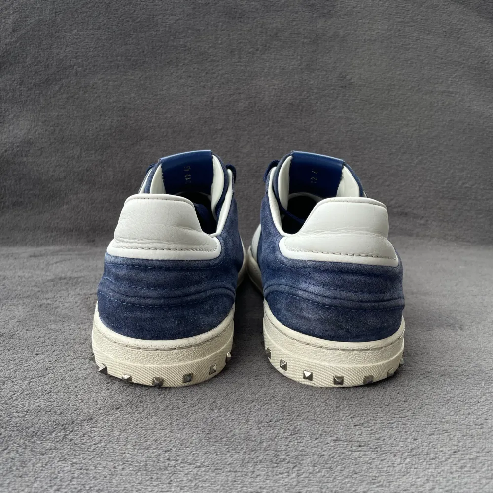 Fräscha valentino skor i den populära färgen mörkblå/navy | skorna är sparsamt använda och i fint skick (alla nitar kvar) | storlek 45 men sitter större 45-46 | med skorna tillkommer även Valentino kort . Skor.