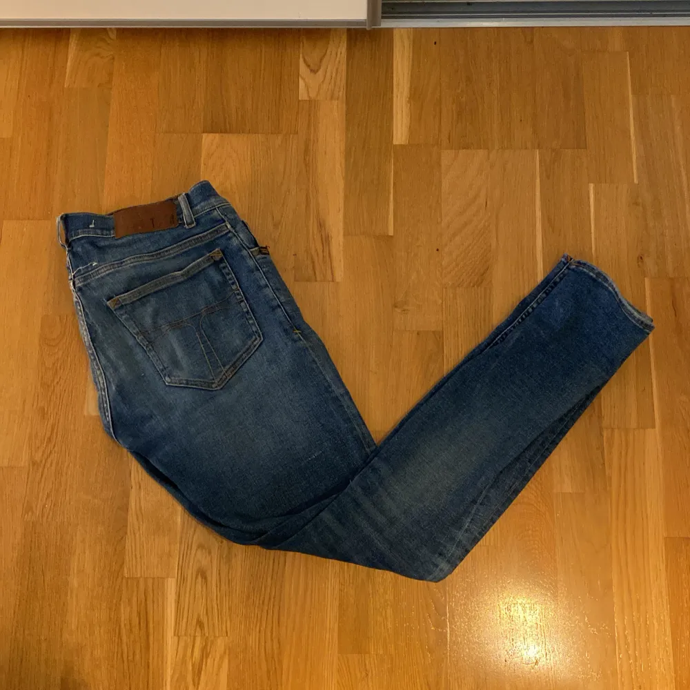 Tja säljer dessa blåa Tiger of Sweden jeans för 300kr.  Dem är storlek 30/32. Inga defekter. Nypris 1600kr. Skriv om du har en fråga eller vill köpa.. Jeans & Byxor.