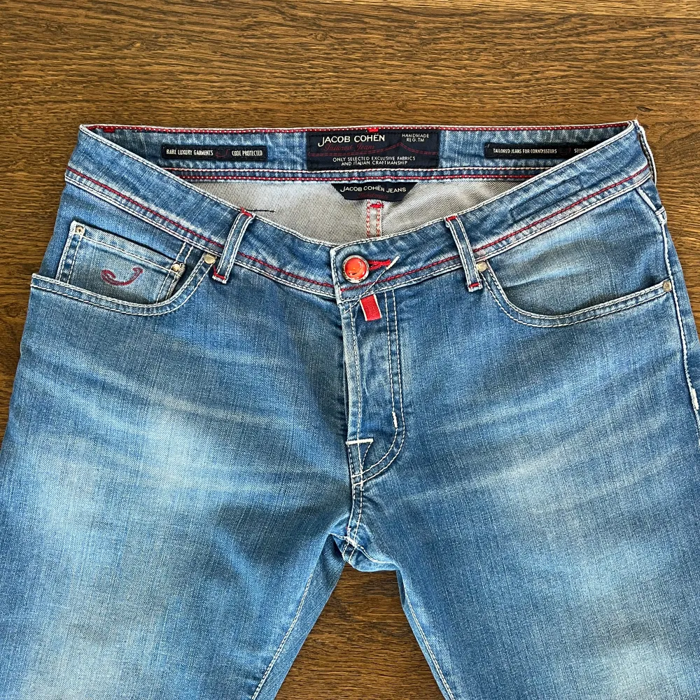 Säljer dessa slim jeans från Jacob Cohën i storlek 34 men passar egentligen 32-33. Jeans är som nya. Modellen på jeansen är 622. Skriv om du har några frågor . Jeans & Byxor.