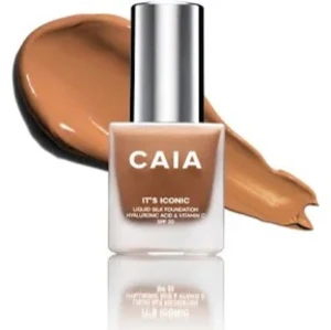 Caia foundation - Säljer nu denna foundation då det var fel färg, lite mörk går dock att ljusa upp genom att blanda med annan foundation eller concealer. Aldrig använd nypris ca 300kr. Finns även en contour Skriv för fler bilder på färg osv🩷