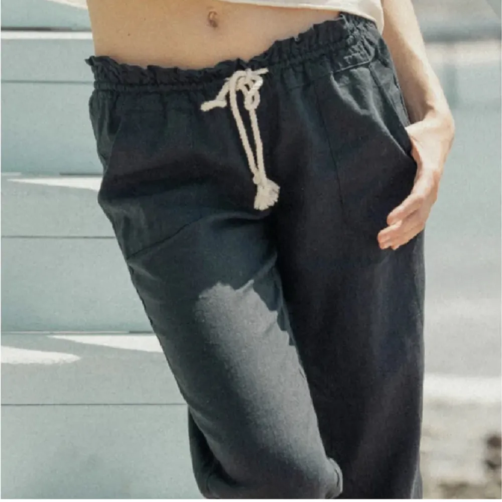Jätte snygga Roxy byxor köpte från Zalando inga defekter använda ett få tal gånger köpta för 650 säljer pga vill köpa en annan färg💕. Jeans & Byxor.