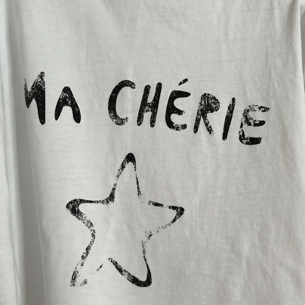 Säljer denhär supersnygga Ma cherie T-shirten pga att den inte är min stil. Den är välanvänd men fof i ett bra skick som ni kan se på bilderna. Den är i st 158/164 men passar även en xxs. Trycket på tröjan ska se slitet ut. Går ej att köpa längre🫶🏼🫶🏼. T-shirts.