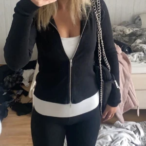 Weekday zip up - Säljer denna skit snygga weekday zip up koftan. Perfekt till våren. Sitter såå snyggt på kroppen och ärr dessutom i topp skick! (Köptes för 515kr)  Hör av dig vid frågor eller funderingar. Kan även skicka fler bilder om det önskas, pusss💋 