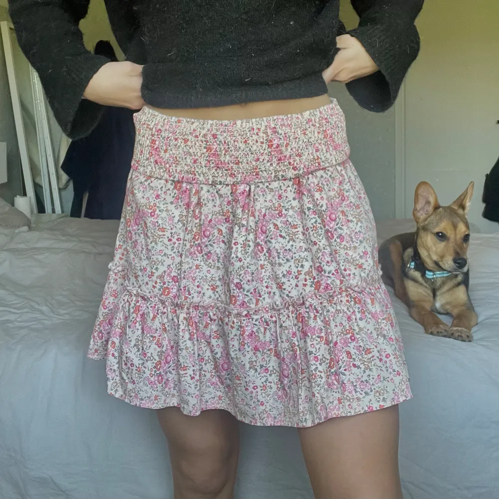 Så fin blommig kjol i nyskick från Lollys Laundry🩷🌸✨ Storlek S men passar xs-m då den är stretchig☀️. Kjolar.