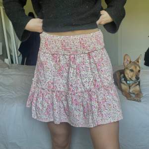 Så fin blommig kjol i nyskick från Lollys Laundry🩷🌸✨ Storlek S men passar xs-m då den är stretchig☀️