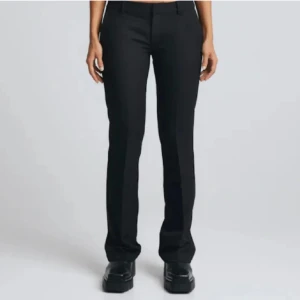 Kostymbyxor bikbok Vera  - Lågmidjade kostymbyxor ifrån bikbok med slits nertill💕 Sparsamt använda och därmed i fint skick!