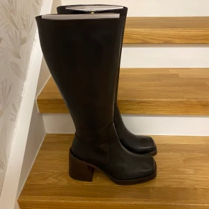 svarta stövlar - SÅ fina knähöga stövlar i läder köpta från asos! endast testade, 8cm klack, storlek 39 men passar mig som har 38. nypris 1229kr :-) kom med prisförslag!! 