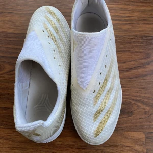 Adidasskor - Använda ett fåtal gånger. Sköna skor som är väldigt lätta att ta på. 