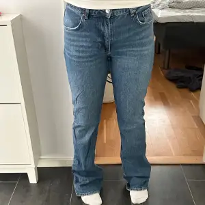 Helt vanliga bootcut jeans. Använda men i fint skick. Säljer för dom är för långa 