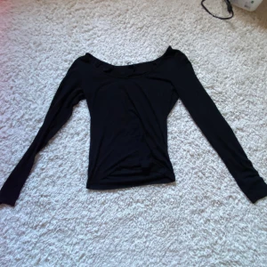 Svart tröja🖤 - Storlek S. Sitter lite mer löst. Inga skador🫶🏼