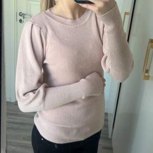 Säljer denna rosa stickade puffärms tröjan, den är i fint skick och köpt från Kappahl💕💕