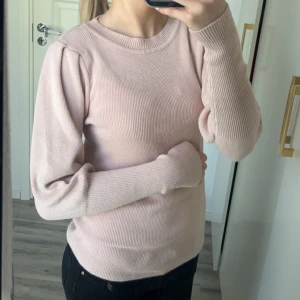 Rosa tröja - Säljer denna rosa stickade puffärms tröjan, den är i fint skick och köpt från Kappahl💕💕