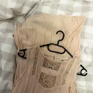 Jag säljer denna River Island klänning som är super söt och fin men kommer tyvärr inte till användning :( Köptes för ca 500kr! 