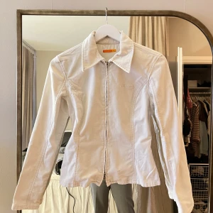 Jacka/ziptröja - Vit och beige tunn jacka/ziptröja. Manchesters material. Köpt vintage 