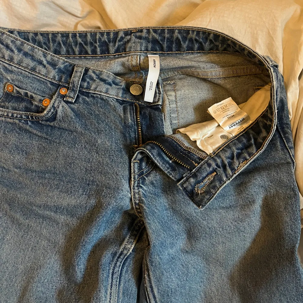 Lågmidsjde jeans i modell straight, jättefint skick. Hör gärna av dig vid frågor annars använd gärna köp nu!. Jeans & Byxor.
